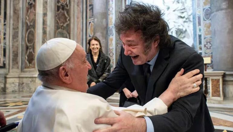 El abrazo de Javier Milei y el Papa Francisco. Foto: archivo LMN.