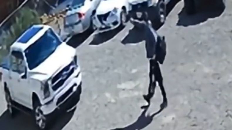 El agresor avanza hacia el dentista que estaba dentro de su camioneta en el estacionamiento de una clínica. | LM Neuquen El agresor avanza hacia el dentista que estaba dentro de su camioneta en el estacionamiento de una clínica.