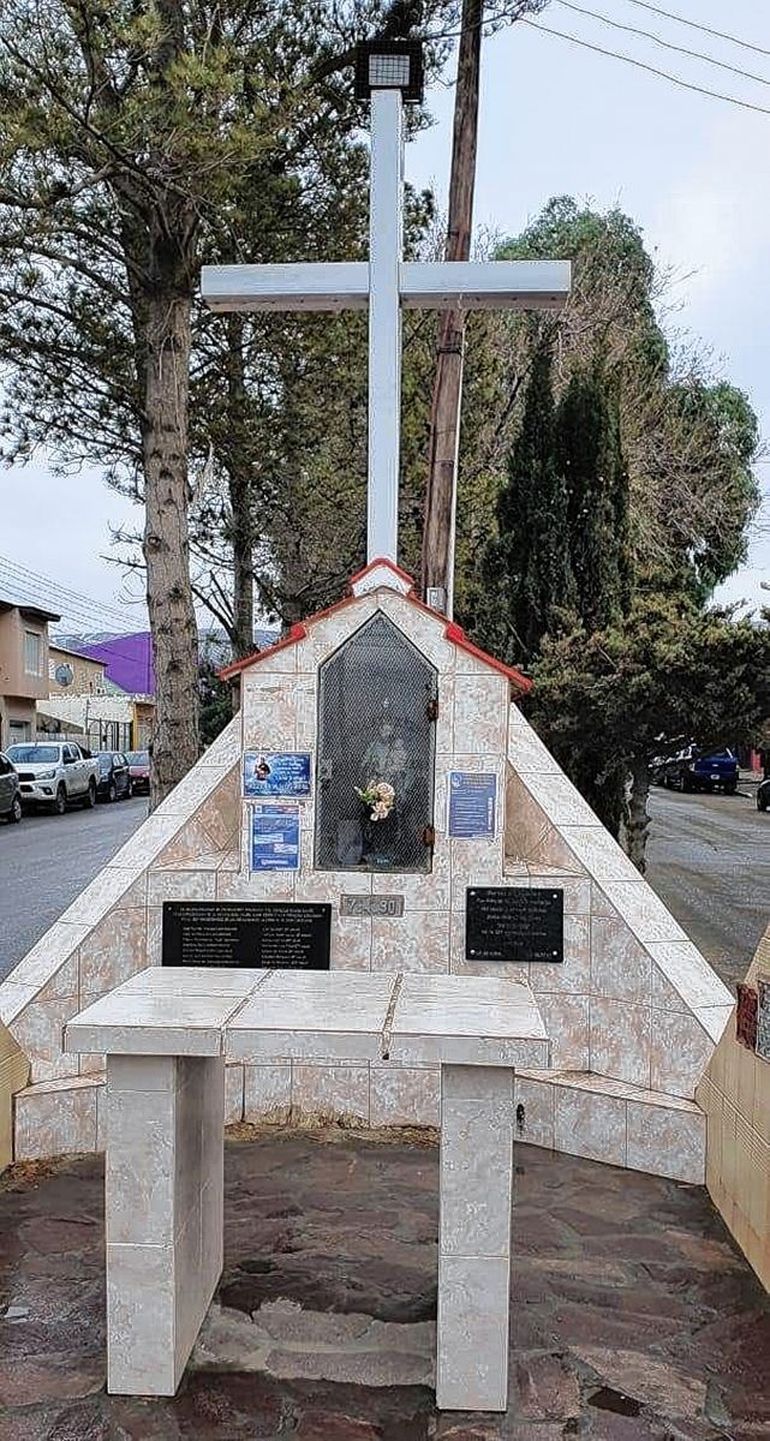 Le ermita del boulevard del barrio San Cayetano, con la imagen del santo del trabajo, en Comodoro Rivadavia. Le ermita del boulevard del barrio San Cayetano, con la imagen del santo del trabajo, en Comodoro Rivadavia.