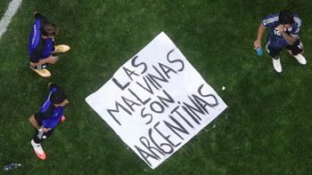 La bandera con la frase “Las Malvinas son argentinas” llegó a los jugadores tras el triunfo ante Inglaterra. La bandera con la frase “Las Malvinas son argentinas” llegó a los jugadores tras el triunfo ante Inglaterra.