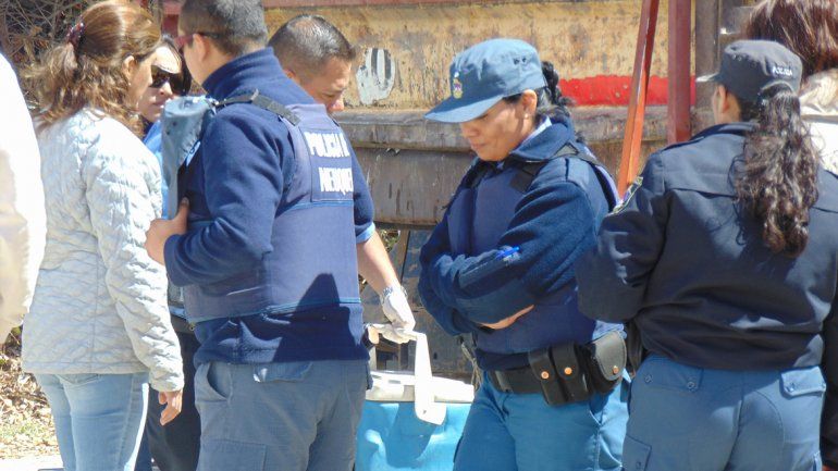 Personal policial durante las pesquisas realizadas bajo la mirada de la fiscal Laura Pizzipaulo.