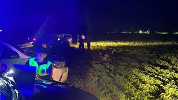 El cadáver estaba tendido boca abajo, en un sector de difícil acceso, alejado de los caminos principales. El cadáver estaba tendido boca abajo, en un sector de difícil acceso, alejado de los caminos principales.