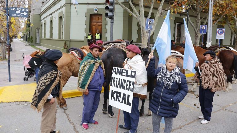 Ocho crianceros se manifestaron a caballo frente a Casa de Gobierno