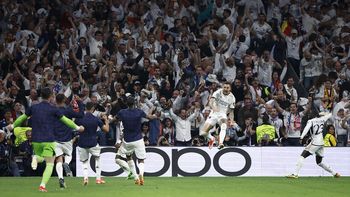 Joselu festeja el segundo tanto de la remontada del Real Madrid en la noche española del miércoles. 