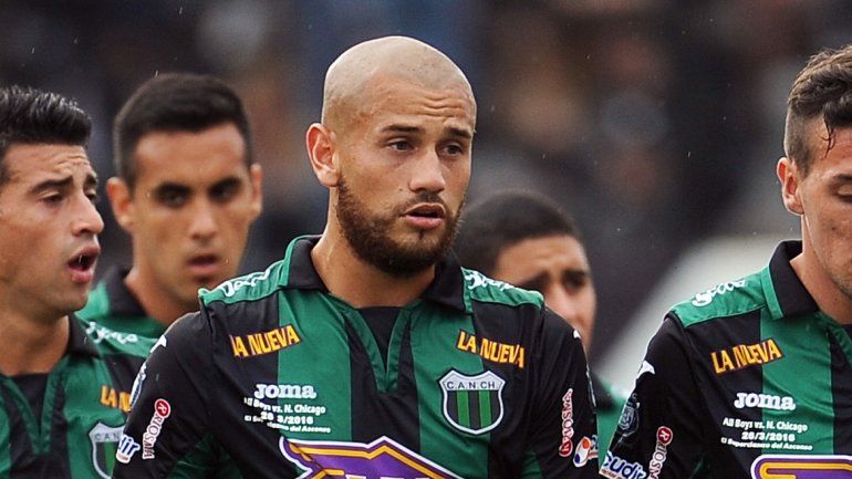 Rodrigo Rulo Espíndola con la camiseta de Nueva Chicago.