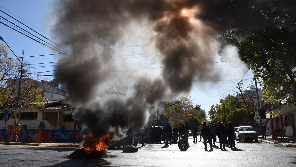 Evacuaron el SIEN por la quema de cubiertas de una protesta