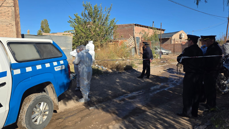 Escabroso crimen de un hombre en Centenario: lo encontró su papá, con su pareja dormida al lado