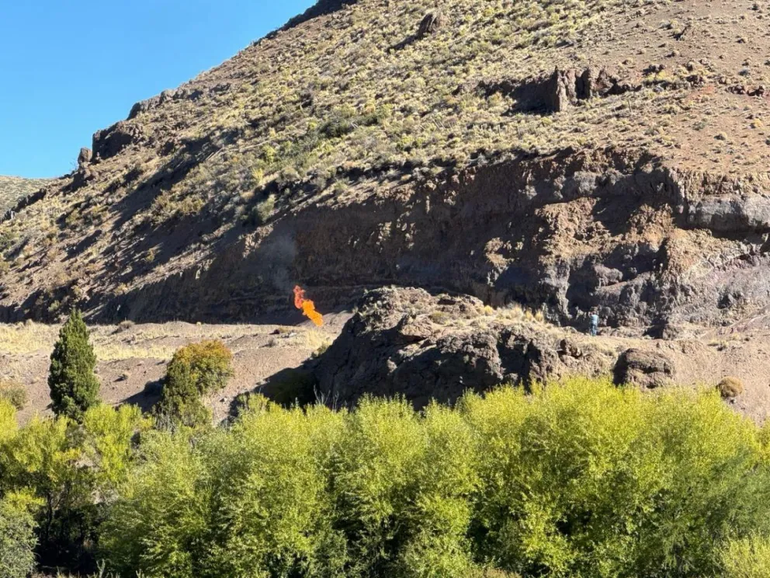 Luego del choque entre un camión de gas y un auto, el fuego continuó este domingo por la tarde. Luego del choque entre un camión de gas y un auto, el fuego continuó este domingo por la tarde.