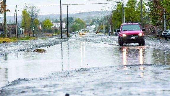 La lluvia y el frío se hicieron sentir en Neuquén durante toda la jornada.