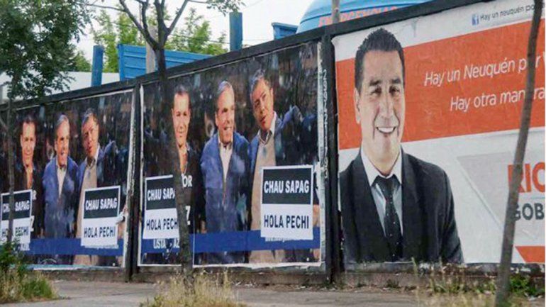 Neuquén está empapelada con carteles políticos por todas las campañas.