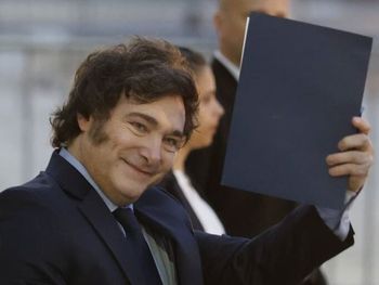 Bonos en alza, riesgo país en mínimos y reservas en crecimiento conviven con una industria estancada, salarios que pierden poder adquisitivo y señales de alerta en la economía real.