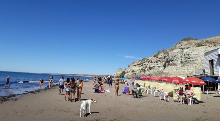 La playa hoy se muestra fantástica y mucha gente la disfruta. Se observa una cantidad notable de algas.&nbsp;