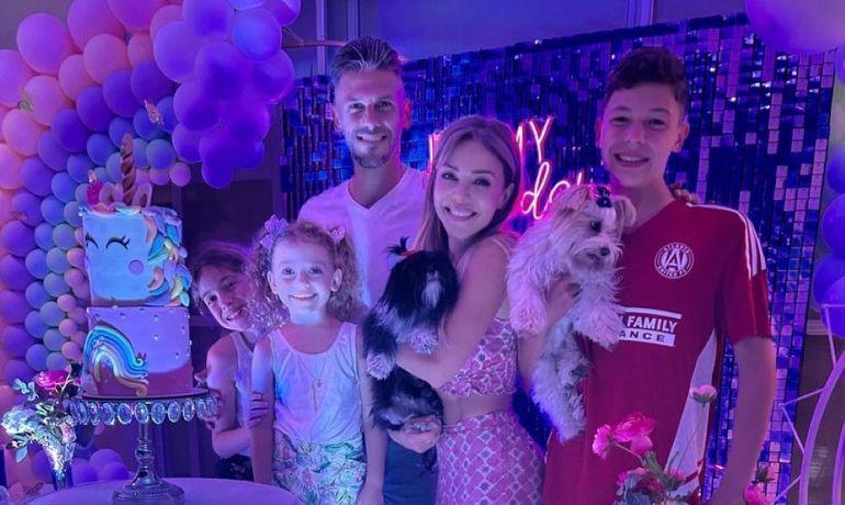 Evangelina junto a su marido, Martín Demichelis, ys su hijos Lola, Bastian y Emma, la cumpleañera, más conocida como "Abrojito". Evangelina junto a su marido, Martín Demichelis, ys su hijos Lola, Bastian y Emma, la cumpleañera, más conocida como "Abrojito".