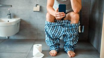 Quienes usan el celular mientras sentados en el inodoro tienen un 46% más de riesgo de desarrollar esta enfermedad, según Harvard Quienes usan el celular mientras sentados en el inodoro tienen un 46% más de riesgo de desarrollar esta enfermedad, según Harvard