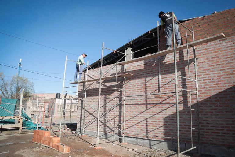 Un operario trabajando en el edificio que próximamente será inaugurado. Un operario trabajando en el edificio que próximamente será inaugurado.