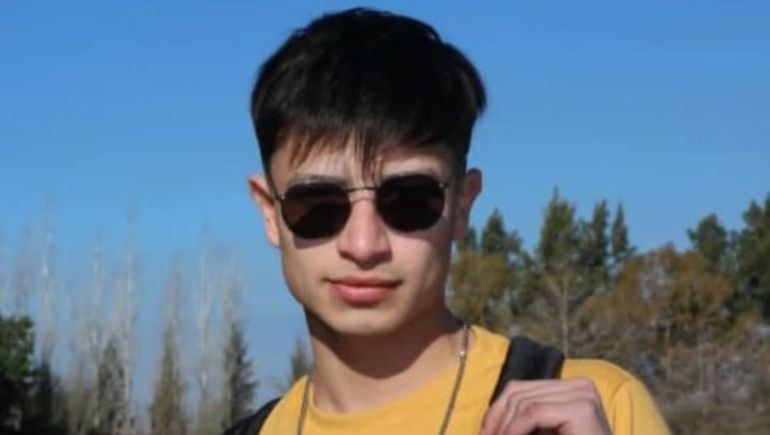 Tras regresar al hospital con heridas graves, el equipo médico intentó reanimarlo durante horas, pero no logró revertir el daño. Tras regresar al hospital con heridas graves, el equipo médico intentó reanimarlo durante horas, pero no logró revertir el daño.