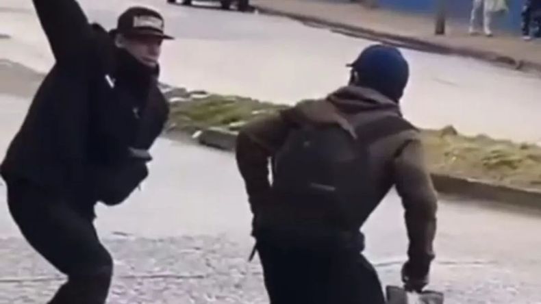 La pelea entre dos hombres en plena calle se viralizó.