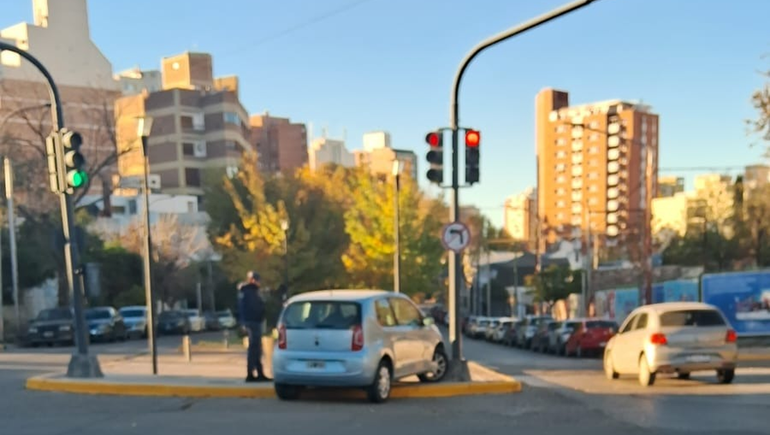 El auto VW UP estaba sobre el cordón de la vereda y había impactado un semáforo del centro de Neuquén (Foto Gentileza)