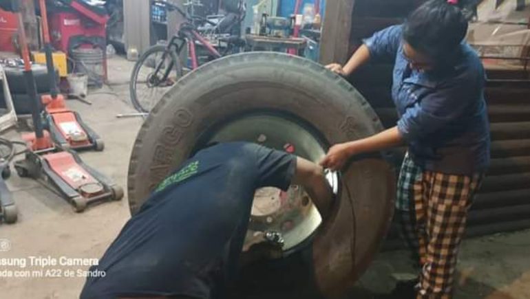 Un gomero solidario retrasó su cena para ayudar a 50 familias