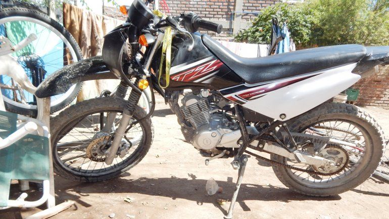 La moto que le habían robado el 30 de diciembre a una chica en su casa y parte de las municiones.&nbsp;
