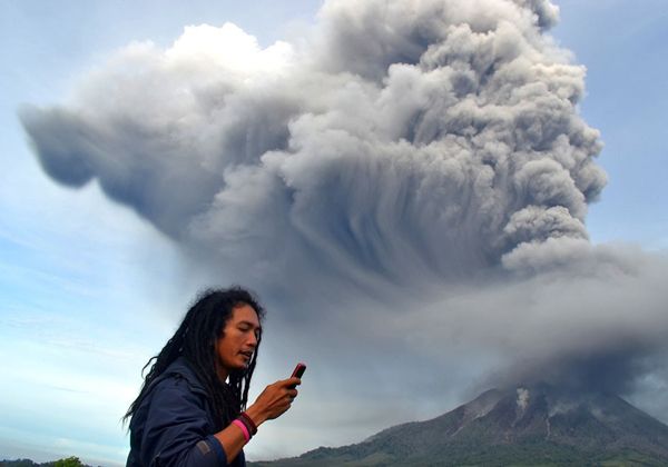 Dos volcanes entraron en erupción en Indonesia