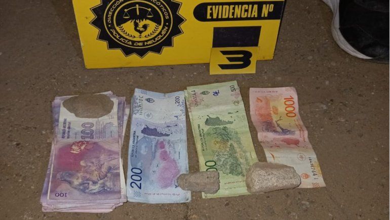 El adolescente atrapado por la policía tenía una gran cantidad de cocaína y marihuana en su poder y más de 16 mil pesos.