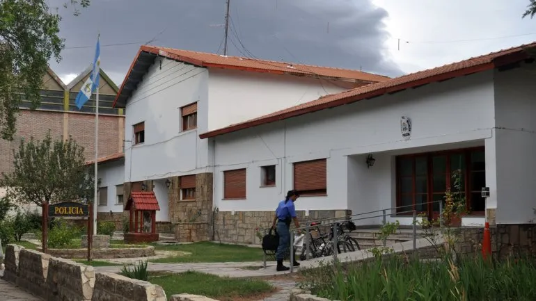 La Policía de Chos Malal estuvo a disposición de la justicia para allanar y detener al presunto autor del abuso. La Policía de Chos Malal estuvo a disposición de la justicia para allanar y detener al presunto autor del abuso.