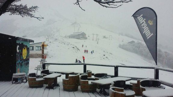 El cerro Bayo fue beneficiado con una gran nevada. De persistir el clima, abrirán todas las instalaciones a los turistas que ya comenzaron a llegar a La Angostura.