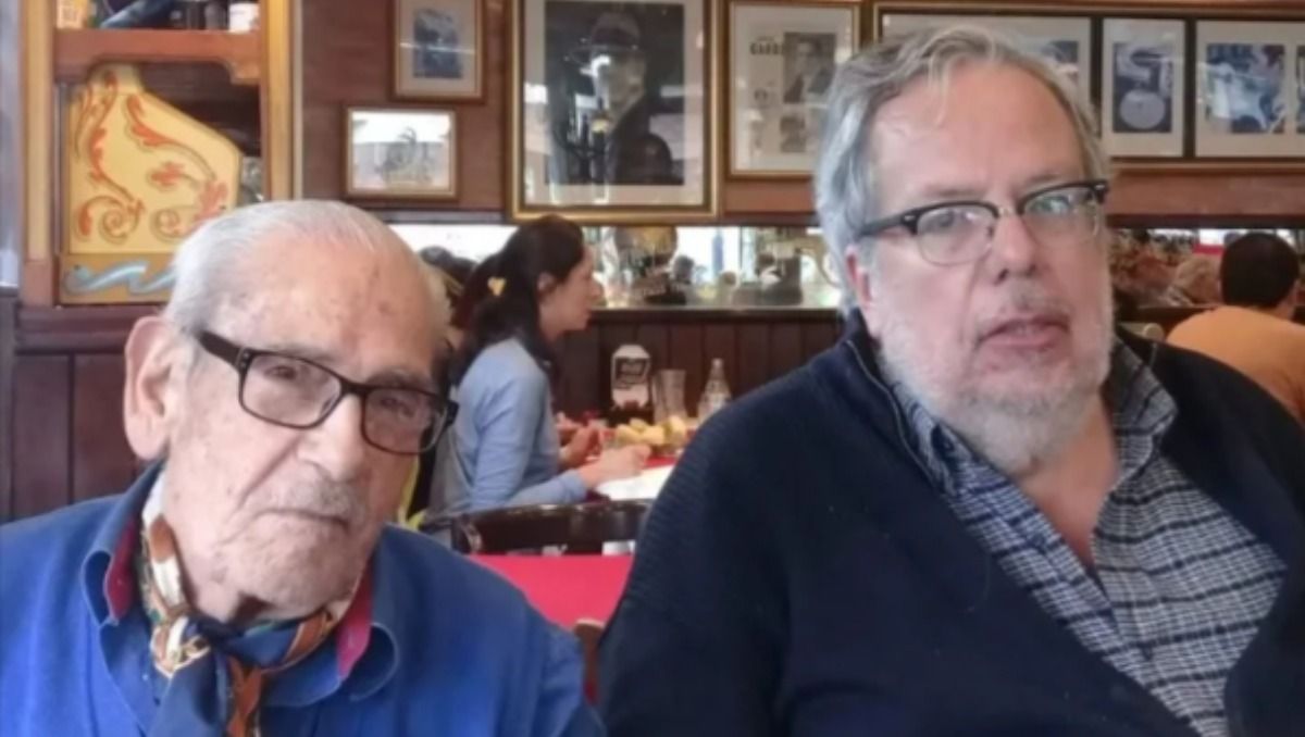 Horacio Barrenti junto a su hijo en un bar de Puerto Madryn.