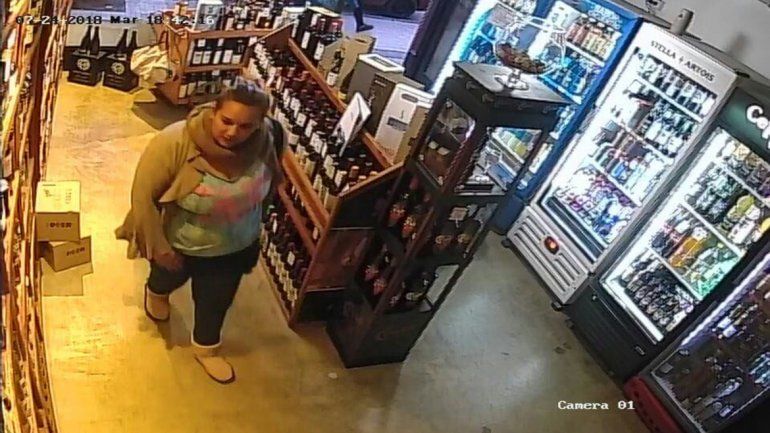 Una mechera se robó un whisky de 1400 pesos y quedó escrachada