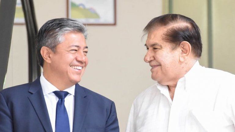 El vicegobernador Figueroa y el petrolero Pereyra sonrieron para las cámaras en las instalaciones de la Legislatura provincial.
