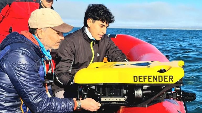 De las aulas al fondo del mar: cómo un estudiante convierte su tesis en un viaje submarino