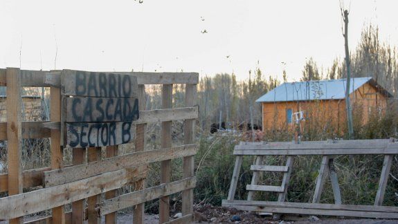 Los grupos familiares más humildes del asentamiento están sufriendo mucho el creciente enfriamiento de la atmósfera y la cercanía del invierno.