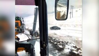 rescate en la nieve: una familia estuvo varada casi 24 horas rescate en la nieve: una familia estuvo varada casi 24 horas