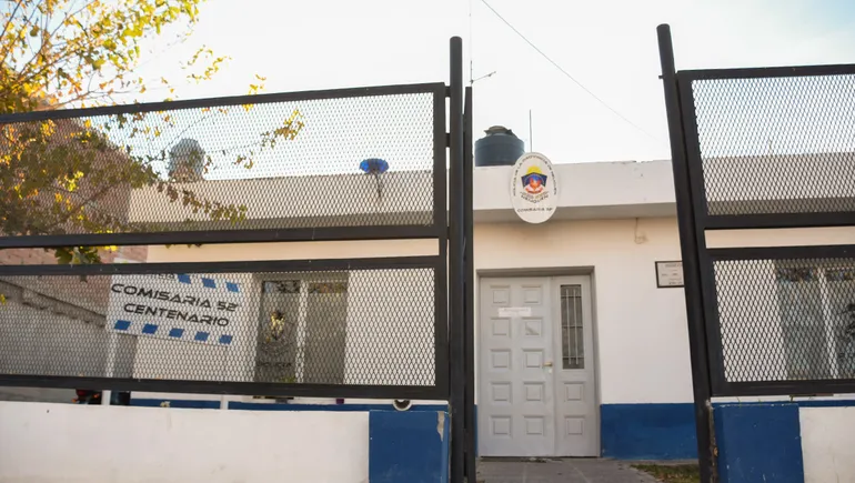 Amenazas, daños y una huida temeraria: así fue la mañana de furia de un motociclista en Centenario