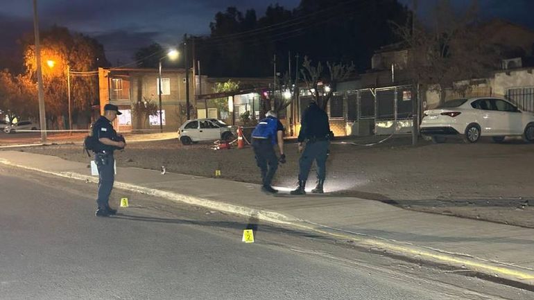La Policía continúa trabajando en el lugar del hecho con el fin de recoger distintas pruebas de valor. La Policía continúa trabajando en el lugar del hecho con el fin de recoger distintas pruebas de valor.