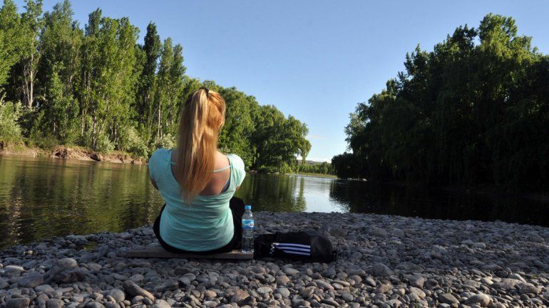 Por el Paseo de la Confluencia se cruzaron la Municipalidad y la Defensoría.