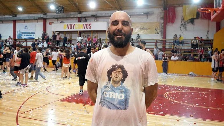 Patricio Denegri festejó con la remera de Maradona en la consagración de Español. Fotos: Claudio Espinoza