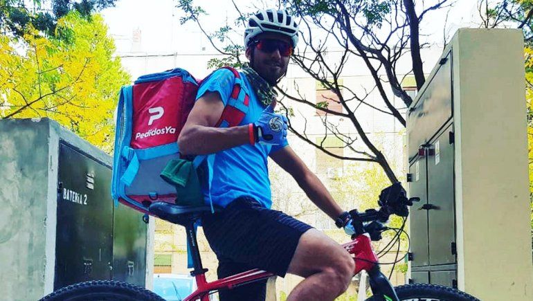 El ciclista neuquino que hace delivery por la crisis y para mantenerse en forma