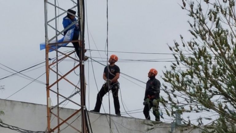 Equipos de emergencia acudieron para garantizar la seguridad de las cuatro manifestantes, que accedieron a bajar tras una propuesta del secretario de Trabajo de Santa Cruz. Equipos de emergencia acudieron para garantizar la seguridad de las cuatro manifestantes, que accedieron a bajar tras una propuesta del secretario de Trabajo de Santa Cruz. 