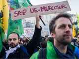 Agricultores durante la protesta frente a la sede de la UE, en Bruselas.