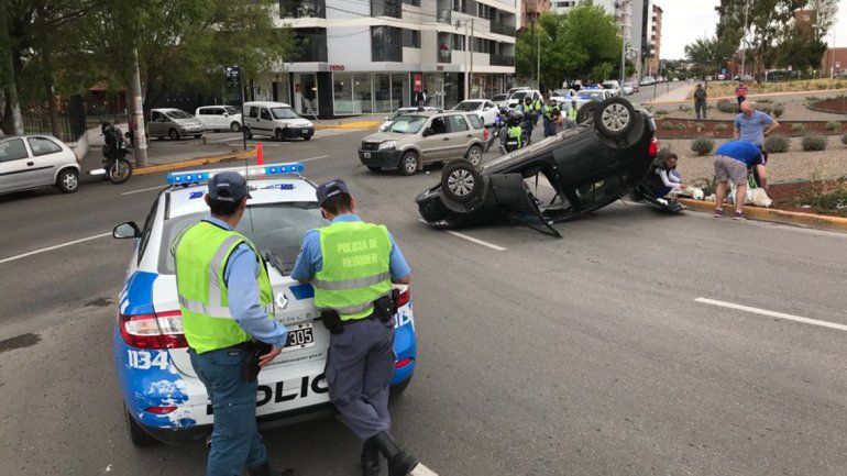 Tres heridos en un tremendo accidente sobre una de las rotondas de Leloir