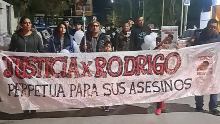 Impulsan el pedido de la pena máxima para los imputados por el asesinato de Rodrigo Campos, joven estudiante del CPEM 49 de Valentina Sur. Impulsan el pedido de la pena máxima para los imputados por el asesinato de Rodrigo Campos, joven estudiante del CPEM 49 de Valentina Sur.