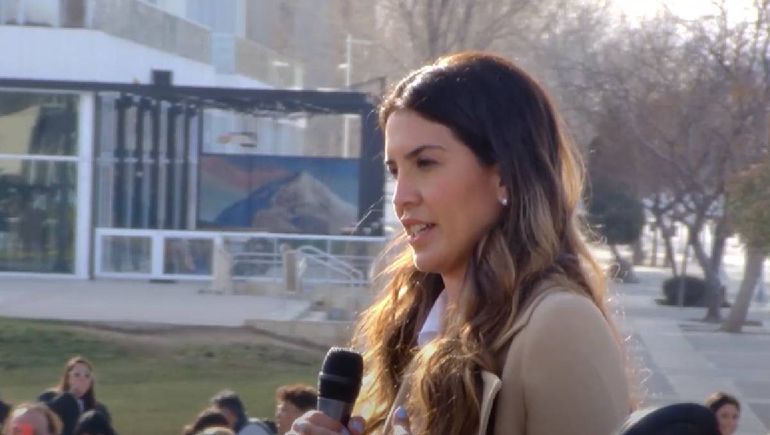 La abogada y ex Escribana General de la Provincia, Ana Sandoval acompañará a Carlos Quintriqueo en la lista del Senado de la Nación. La abogada y ex Escribana General de la Provincia, Ana Sandoval acompañará a Carlos Quintriqueo en la lista del Senado de la Nación.