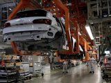 FOTO DE ARCHIVO: Empleados trabajan en una línea de producción del Audi Q5 2.0 de la planta del fabricante de automóviles alemán durante una gira de prensa en San José Chiapa, México, 19 de abril de