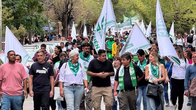 Trabajadores estatales marcharon en Neuquén contra la reforma laboral | LM Neuquen Trabajadores estatales marcharon en Neuquén contra la reforma laboral