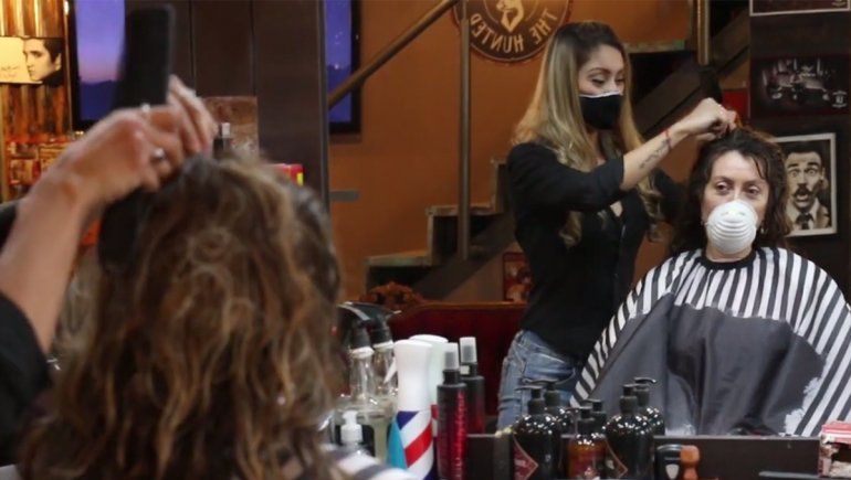 Con estricto protocolo, peluquerías sobreviven a la pandemia