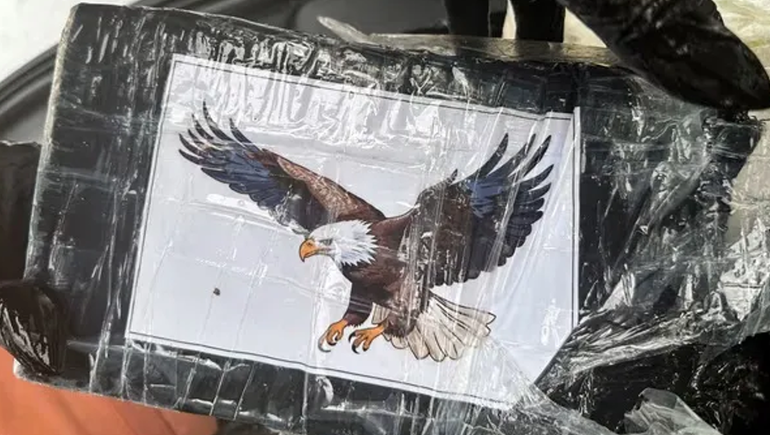 Uno de los paquetes de cocaína con el aguila como marca.