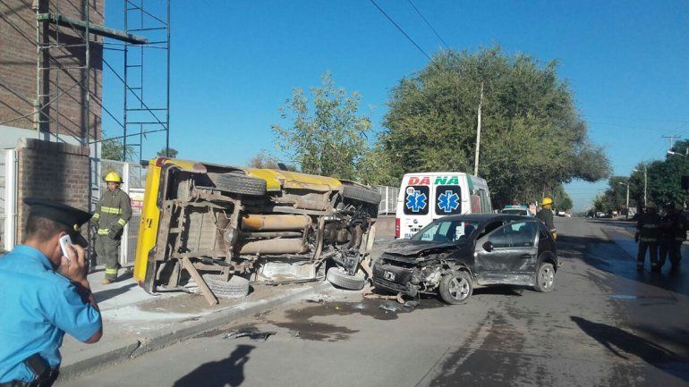 Un auto chocó a otro que dio vuelta una camioneta estacionada: una mujer resultó herida