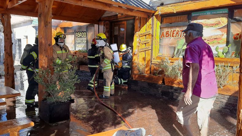 Los daños por el incendio fueron totales en un parador de Piedra del Águila. | LM Neuquen Los daños por el incendio fueron totales en un parador de Piedra del Águila.